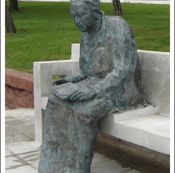 Vista de la escultura de Gabriela Mistral en la Plaza Mena.