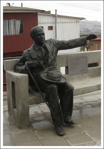 Escultura de Vicente Huidobro ubicada en la Plaza Mena.